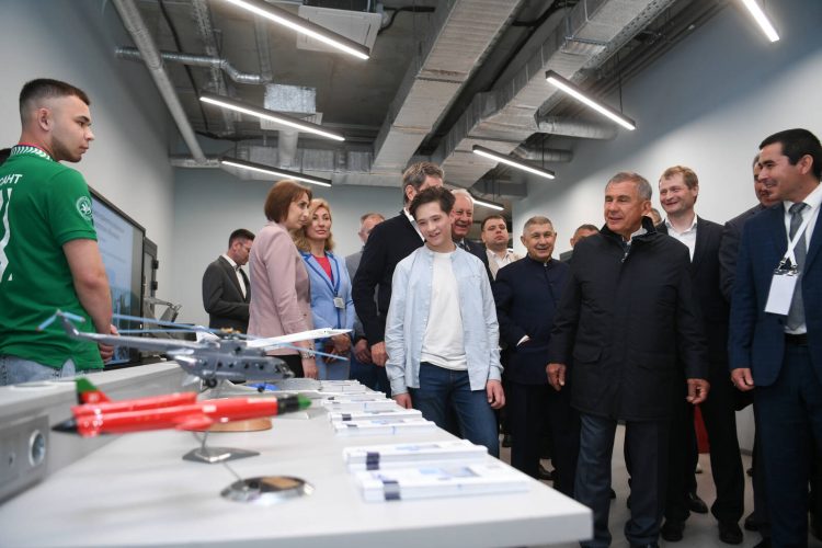 Минниханов ознакомился с деятельностью авиационного учебного центра «Академия 033»