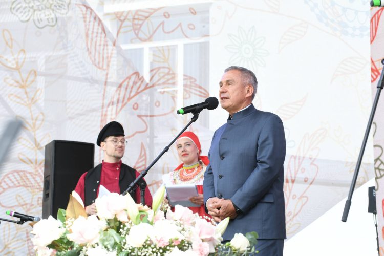 Рустам Минниханов поздравил татарстанцев с праздником Каравон