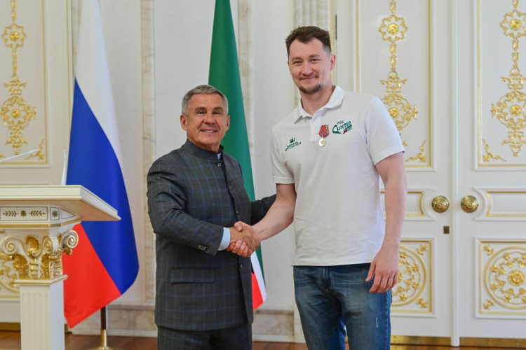 Минниханов на чествовании «Синтеза»: Юным ватерполистам есть с кого брать пример