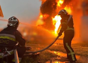 В Киевской области произошел пожар на промышленном объекте после взрывов