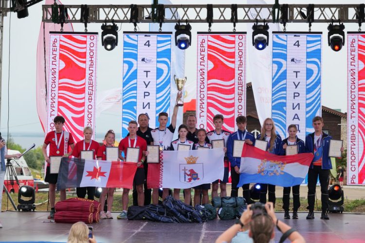 Комаров принял участие в церемонии закрытия Спортивно-туристского лагеря «Туриада-2024»