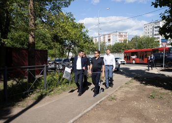 Метшин проверил ход работ по благоустройству одного из самых больших дворов Казани