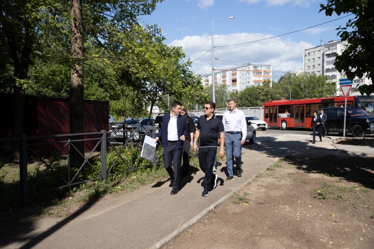 Метшин проверил ход работ по благоустройству одного из самых больших дворов Казани
