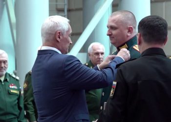 Белоусов вручил отличившимся участникам СВО медали «Золотая Звезда»