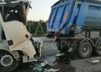 В Мензелинском районе столкнулись три грузовика