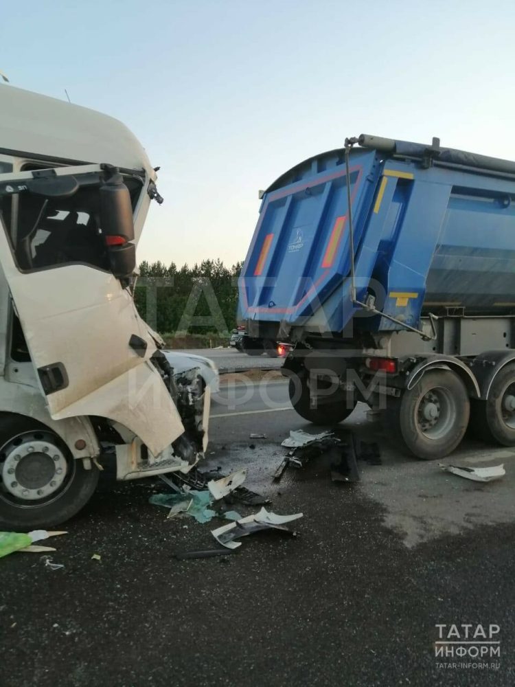 В Мензелинском районе столкнулись три грузовика