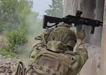 МО РФ показало кадры штурма украинского опорного пункта