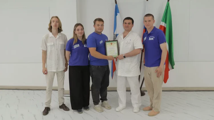 Молодогвардейцы Татарстана устроили концерт для медиков и сдали донорскую кровь