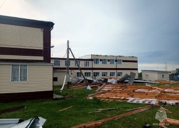 В татарстанском селе сильный ветер сорвал крышу школы