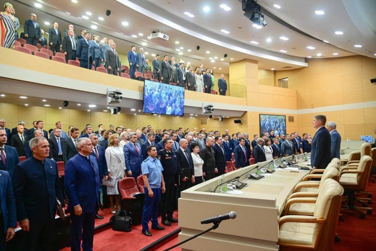 Рустам Минниханов в День памяти и скорби начал республиканское совещание с минуты молчания