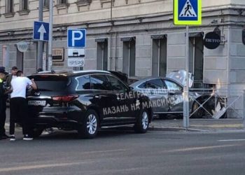 В центре Казани иномарка влетела в кондитерскую