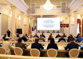 Метшин вручил республиканские и городские награды татарстанцам