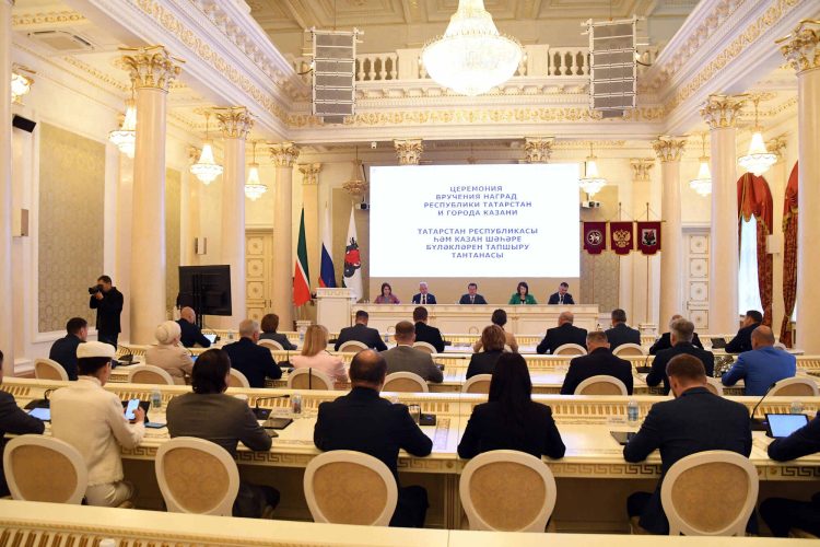 Метшин вручил республиканские и городские награды татарстанцам