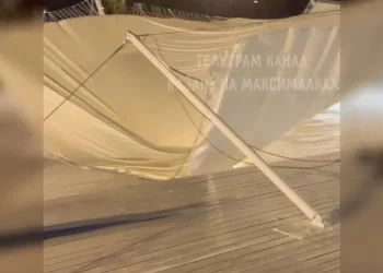 В Казани из-за ливня обрушился шатер в парке «Черное озеро»