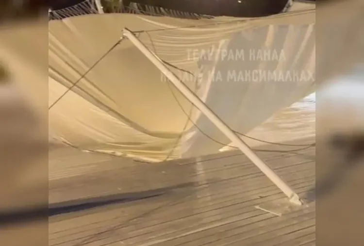 В Казани из-за ливня обрушился шатер в парке «Черное озеро»