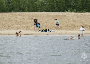 Жителей Казани призвали не оставлять детей без присмотра во время отдыха на воде