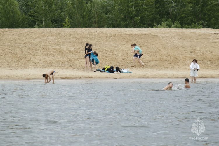 Жителей Казани призвали не оставлять детей без присмотра во время отдыха на воде