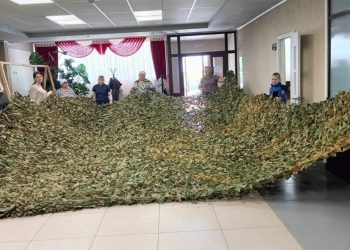 Жители Менделеевского района плетут масксети для бойцов СВО