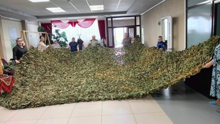 Жители Менделеевского района плетут масксети для бойцов СВО