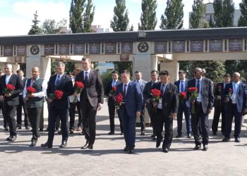 Министры спорта стран БРИКС+ возложили цветы к Вечному огню в парке Победы