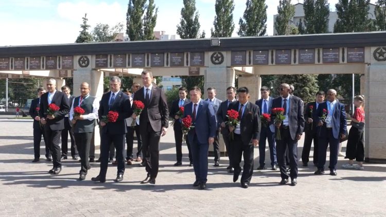 Министры спорта стран БРИКС+ возложили цветы к Вечному огню в парке Победы