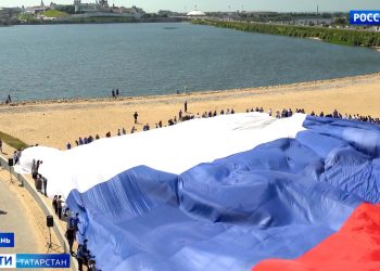 В Казани у «Чаши» раскрыли самый большой флаг России в стране