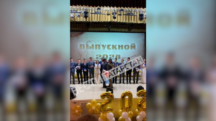 Боец СВО приехал на выпускной сына в Новошешминск