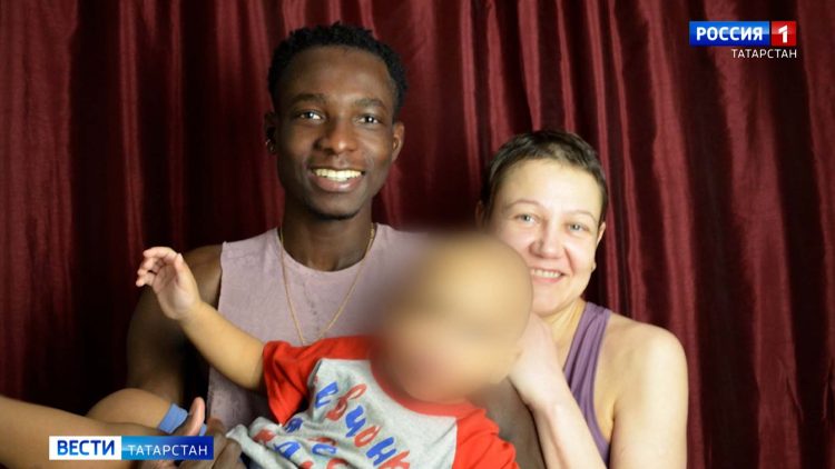 Жители села в Камско-Устьинском районе просят восстановить заросшую травой детскую площадку