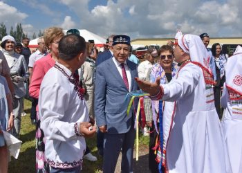 Мухаметшин поздравил жителей Елабуги с национальным праздником Сабантуй