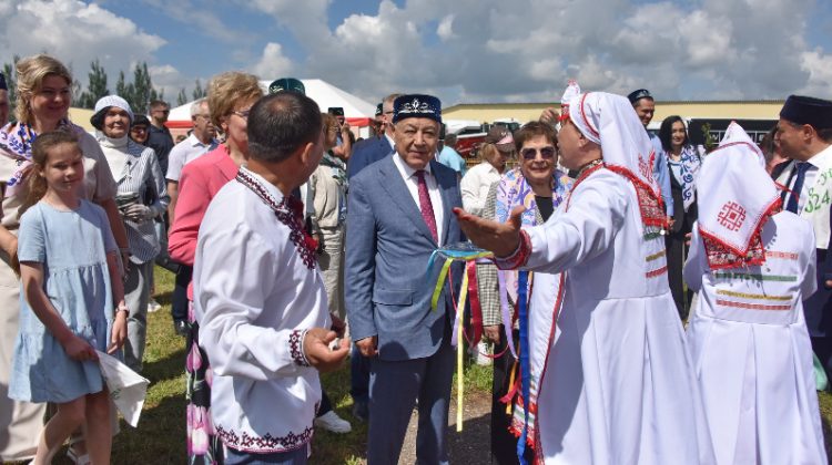 Мухаметшин поздравил жителей Елабуги с национальным праздником Сабантуй