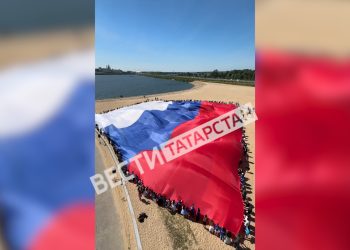 В Казани у «Чаши» развернули самый крупный флаг России