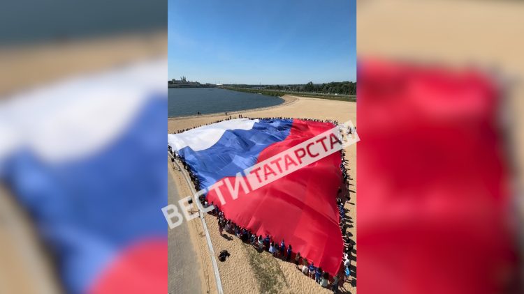 В Казани у «Чаши» развернули самый крупный флаг России