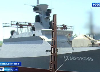 В Казани у «Чаши» раскрыли самый большой флаг России в стране