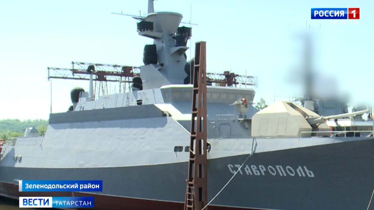 В Казани у «Чаши» раскрыли самый большой флаг России в стране