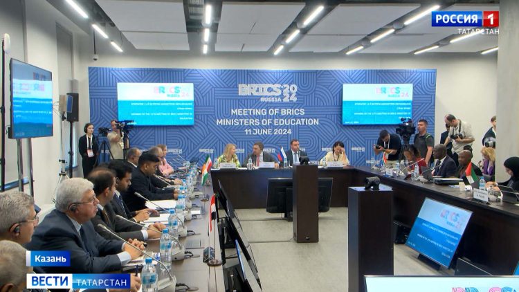 В Казани у «Чаши» раскрыли самый большой флаг России в стране