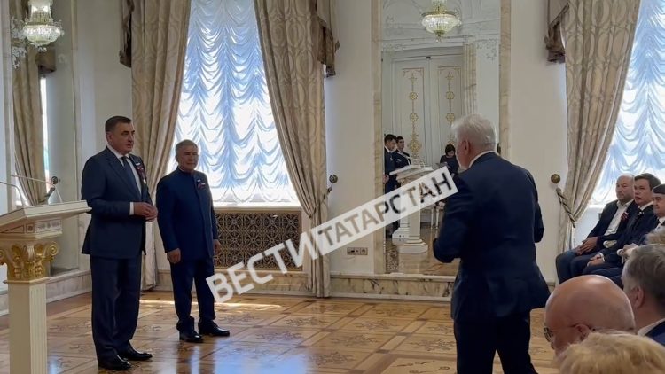 Минниханов вручил госнаграды выдающимся татарстанцам