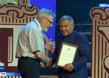 Минниханов вручил государственные награды работникам культуры и преподавателям