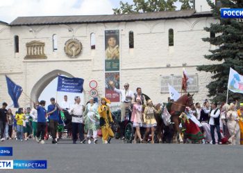 В Казани прошли традиционные шествия по сбору подарков на Сабантуй