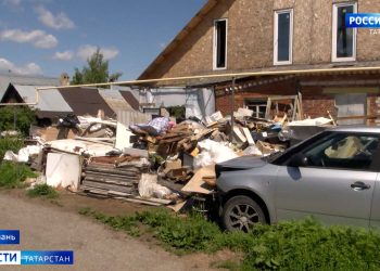 Жители Кировского района Казани страдают от соседки с синдромом Плюшкина