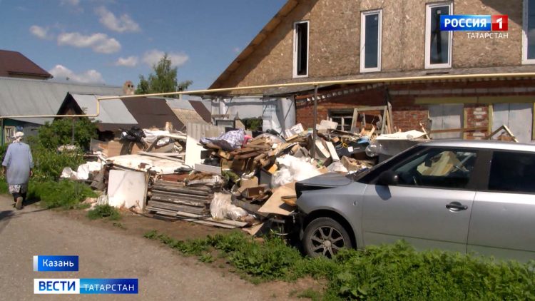 Жители Кировского района Казани страдают от соседки с синдромом Плюшкина