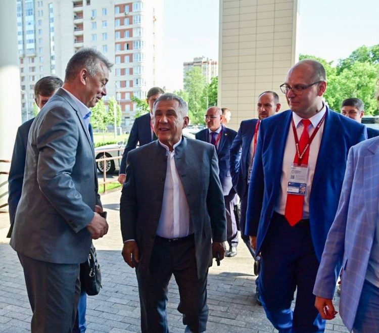Минниханов встретился с директором АИРР