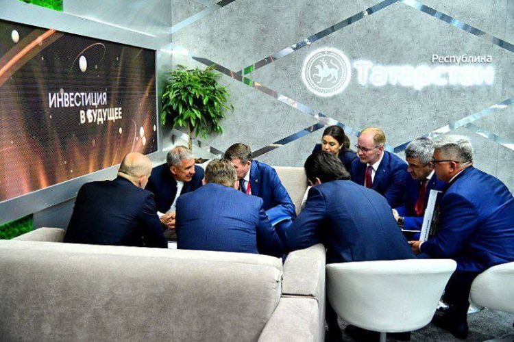 Минниханов провел встречу с гендиректором ГК «R1» и основателем ГК «БРОЗЭКС»