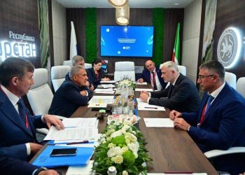 Минниханов встретился с гендиректором АО «Государственная транспортная лизинговая компания»