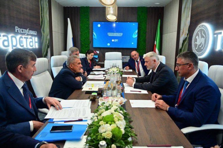 Минниханов встретился с гендиректором АО «Государственная транспортная лизинговая компания»