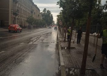 В Казани дорожники продолжают бороться с последствиями ливня