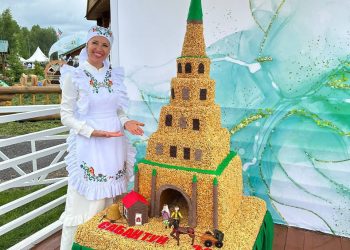 В Казани на Сабантуе представили огромный чак-чак в форме башни Сююмбике