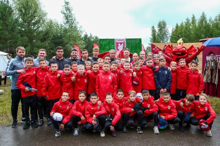 В Казани футболисты ФК «Рубин» приняли участие в Сабантуе