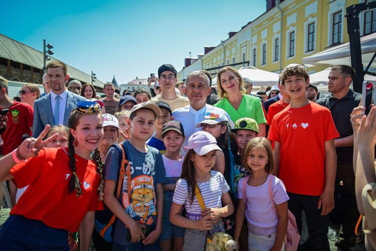 Минниханов посетил в Казанском Кремле фестиваль детства «Ялкын фест»