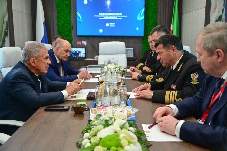 Минниханов обсудил вопросы сотрудничества с руководителем Росморречфлота