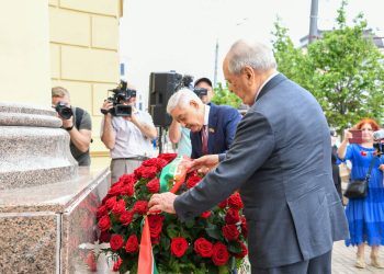 Мухаметшин и Шаймиев возложили цветы к памятнику Александра Пушкина